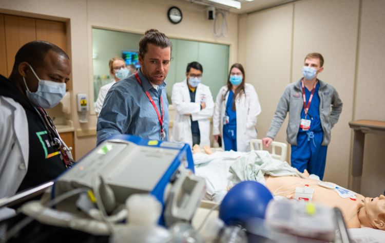 Former chief resident John Davis, MD, MS, MA, fellow, Allergy, Pulmonary and Critical Care Medicine, leads instruction in the simulation center. In the last three years, the UW internal medicine residency program has tripled the time residents spend in simulations.