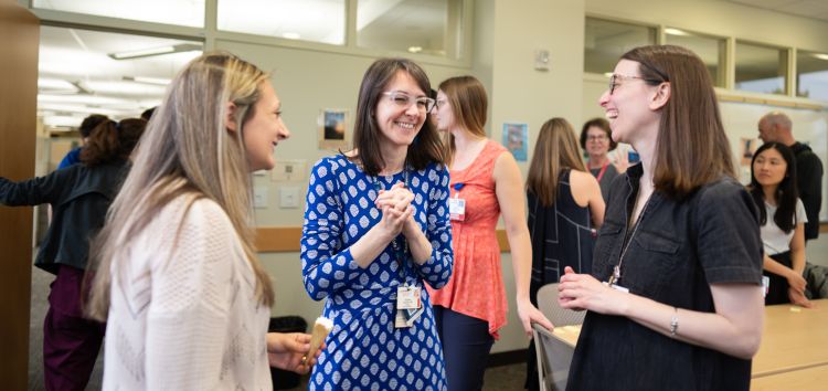 Dr. Elizabeth Chapman talking with Marissa LoCastro and Abigail Mapes.